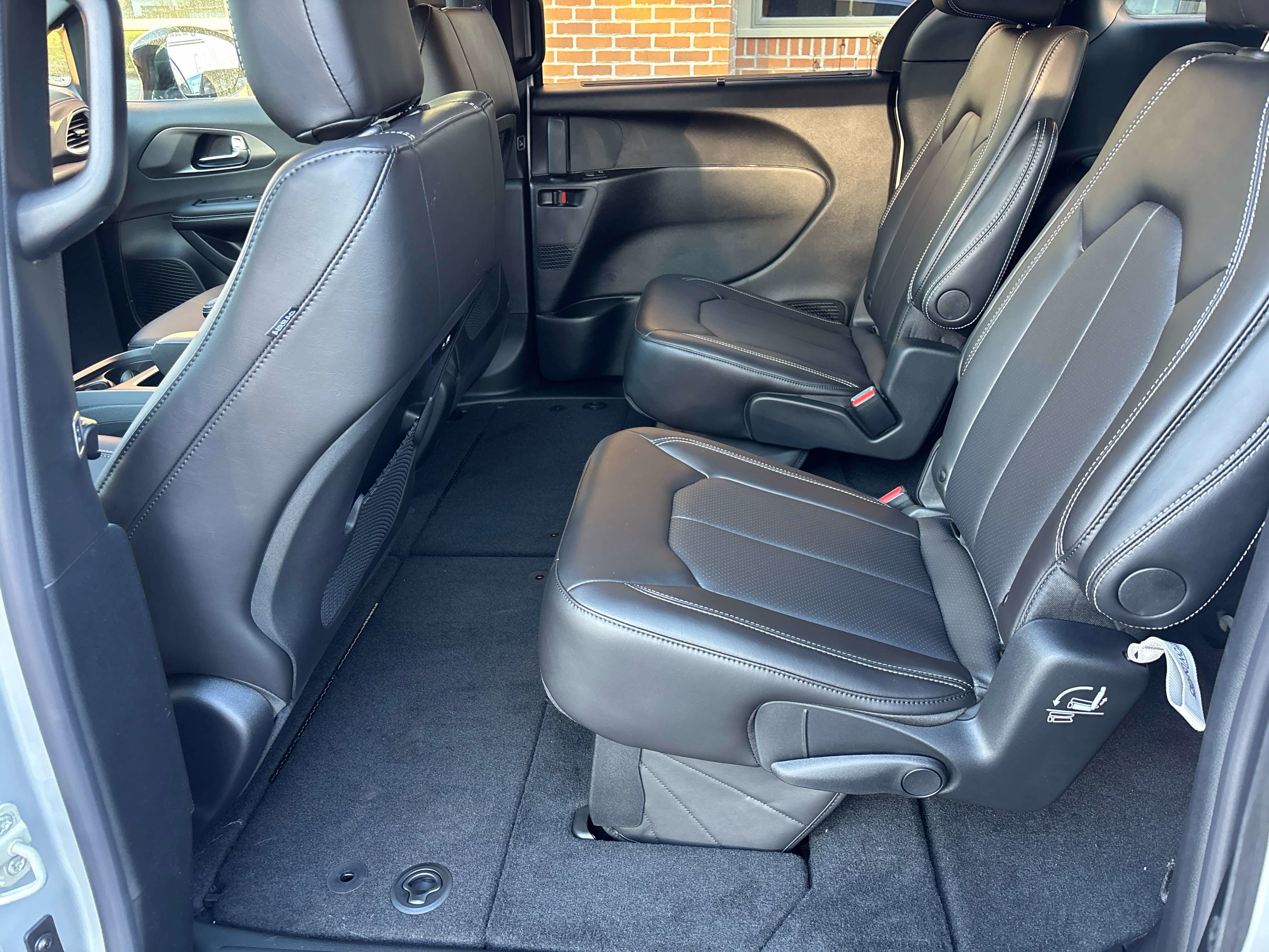 New 2026 Chrysler Pacifica Select image 4