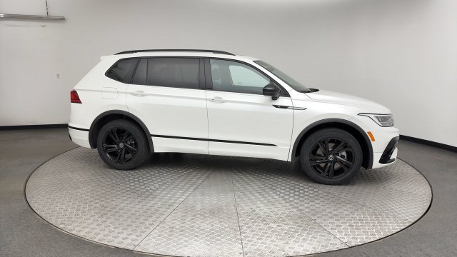 Used 2023 Volkswagen Tiguan SE R-Line AWD/4WD image 9