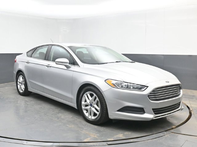 Used 2016 Ford Fusion SE FWD image 2