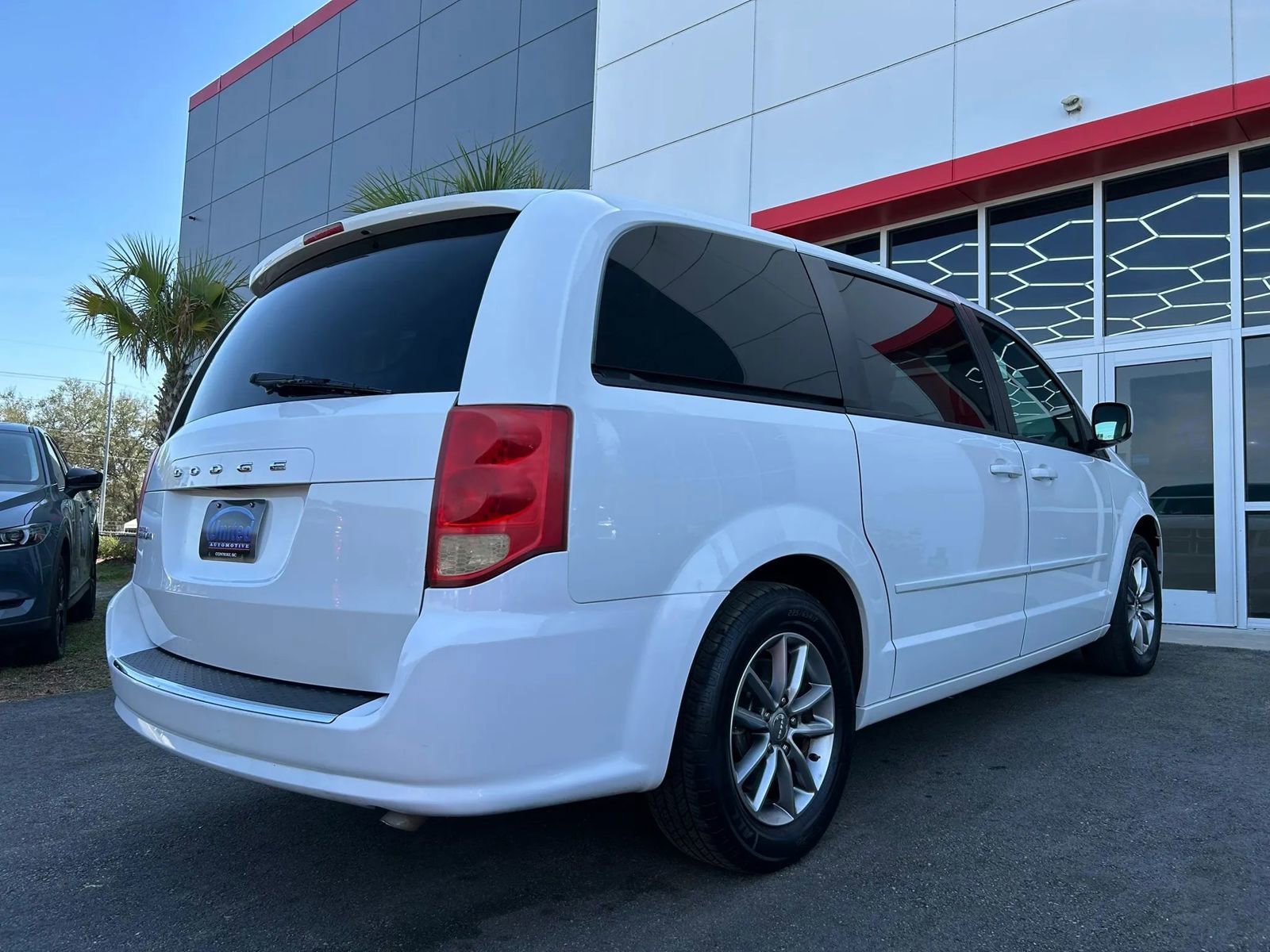 Used 2016 Dodge Grand Caravan SE image 4