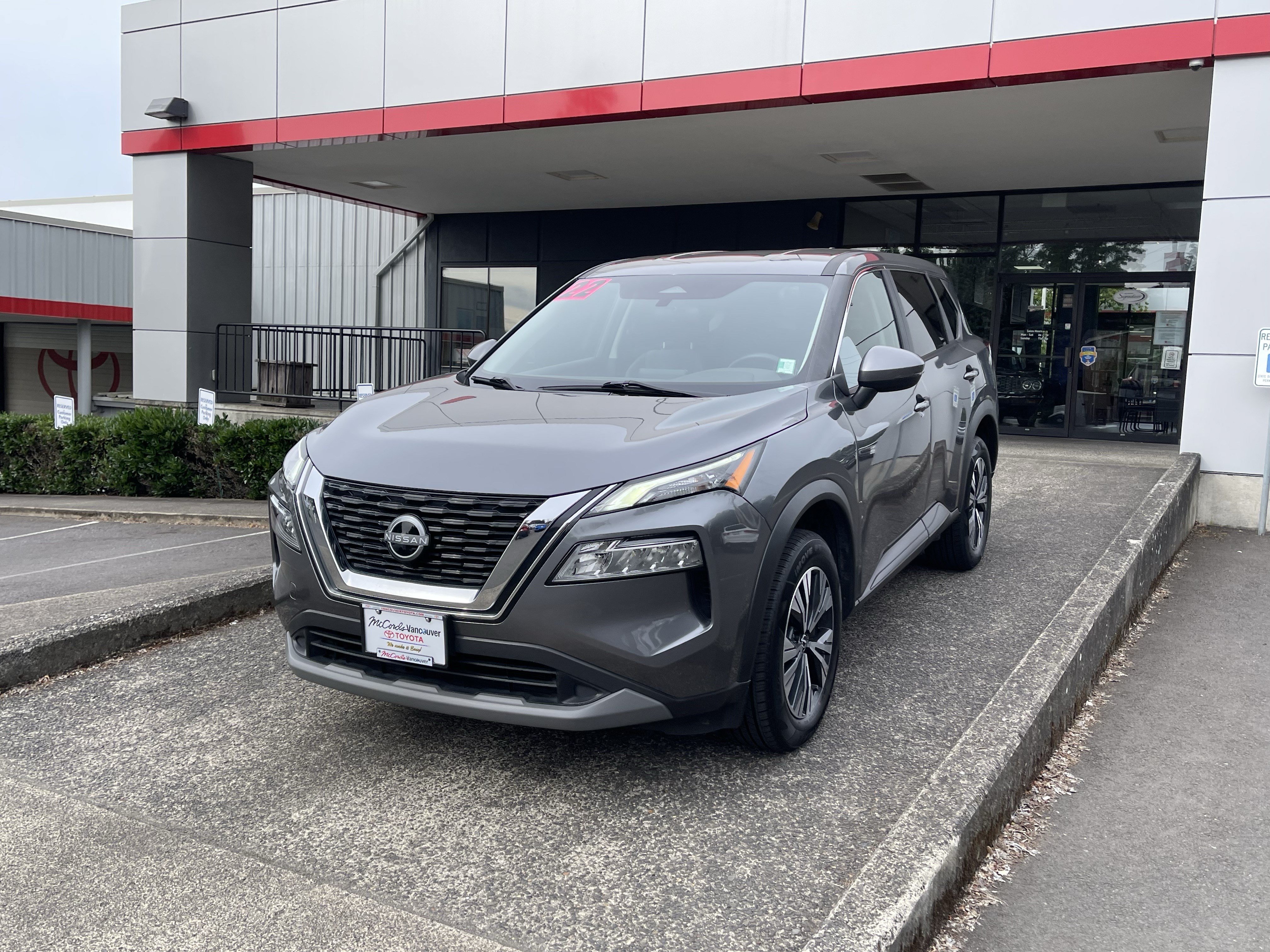Used 2022 Nissan Rogue SV AWD/4WD image 3