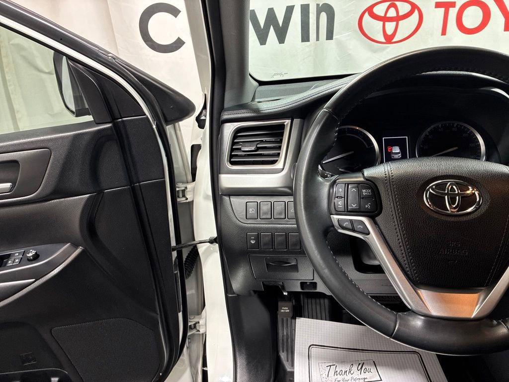 Used 2019 Toyota Highlander XLE w/ Carpet Mat Package (TMS) AWD/4WD image 28