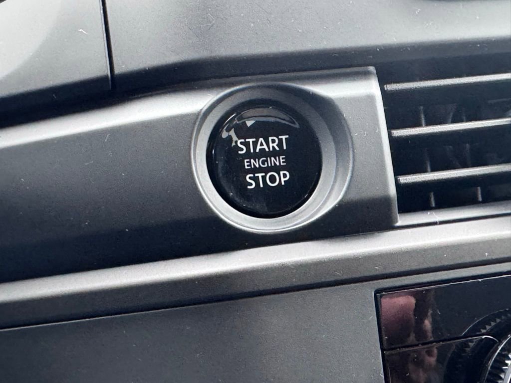 Used 2025 Nissan Pathfinder S image 6