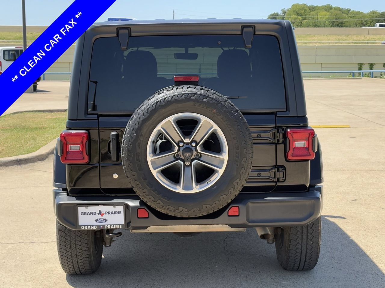 Used 2018 Jeep Wrangler Unlimited Sahara w/ Uconnect 4C Nav & Sound Group AWD/4WD image 7