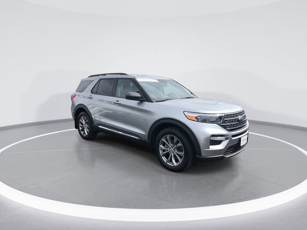 Used 2022 Ford Explorer XLT w/ Equipment Group 202A AWD/4WD image 2