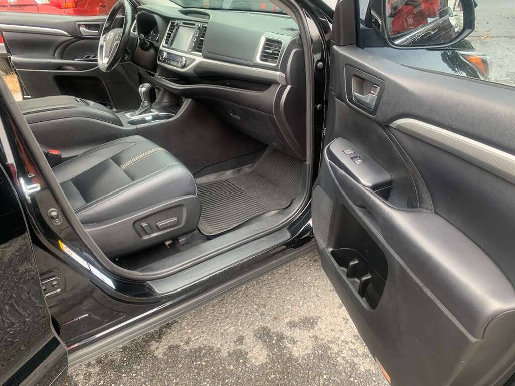 Used 2018 Toyota Highlander SE image 25