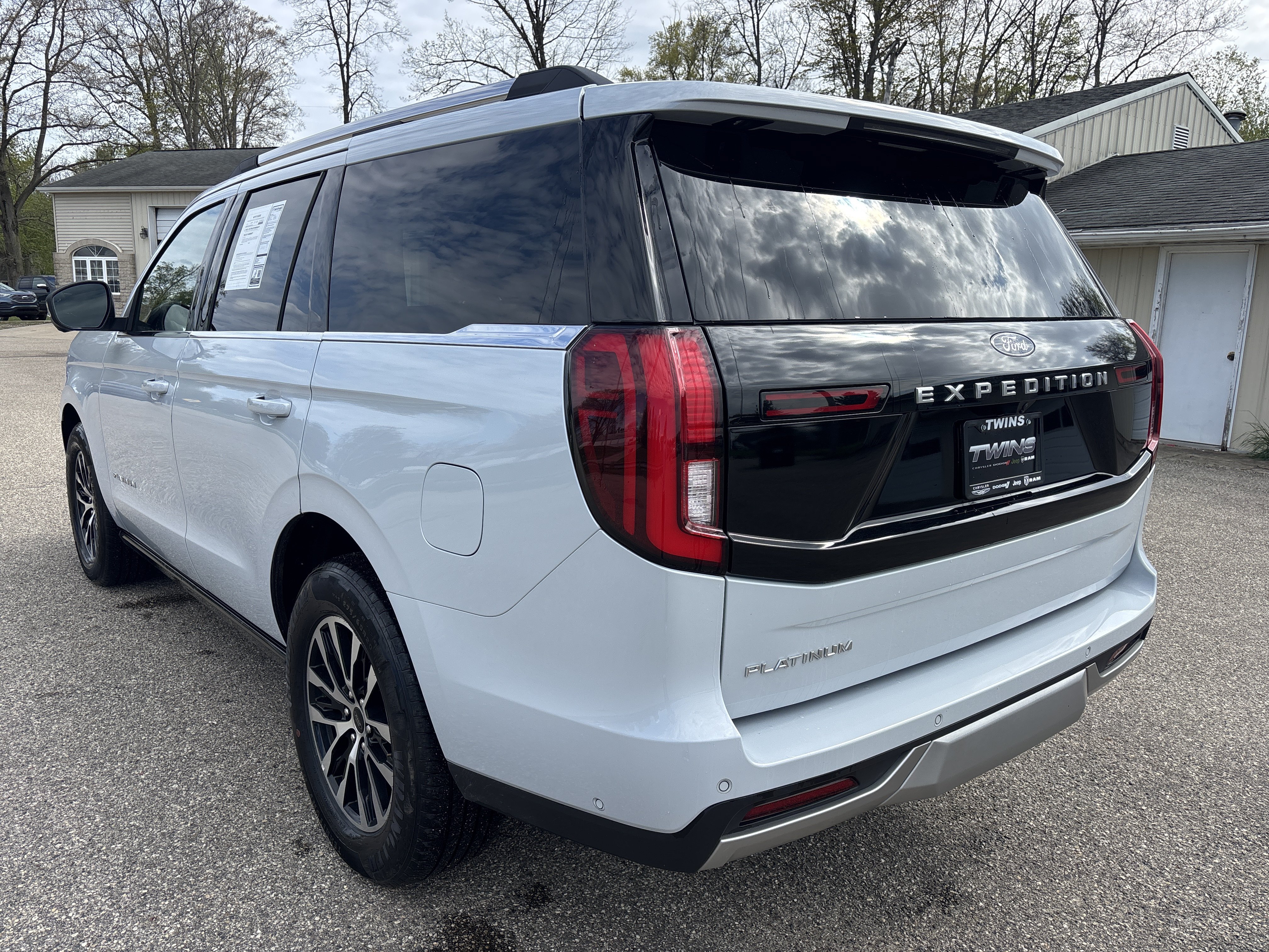 Used 2025 Ford Expedition Platinum AWD/4WD image 9