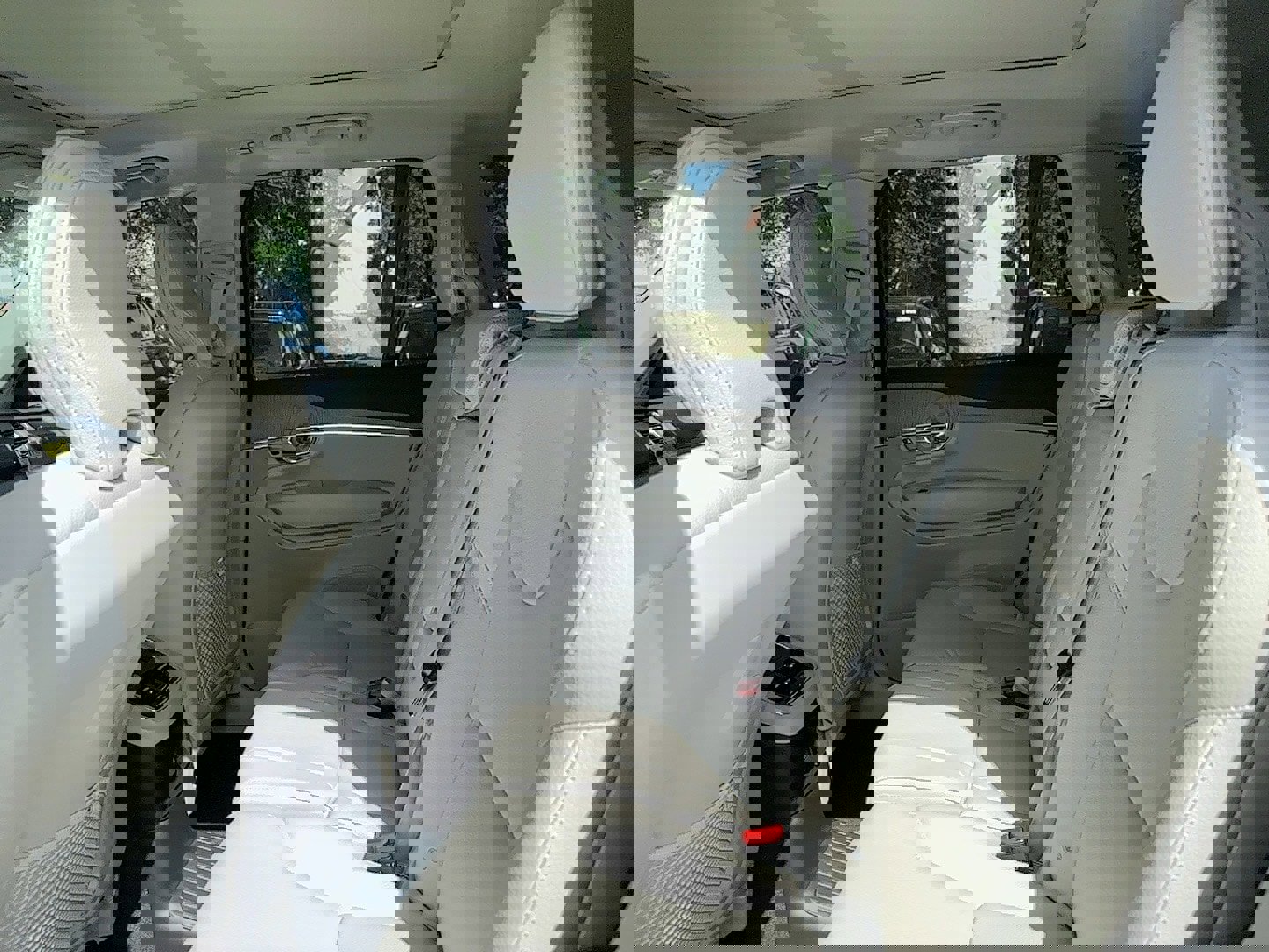 New 2025 Volvo XC90 T8 Plus w/ Protection Package Premier image 15