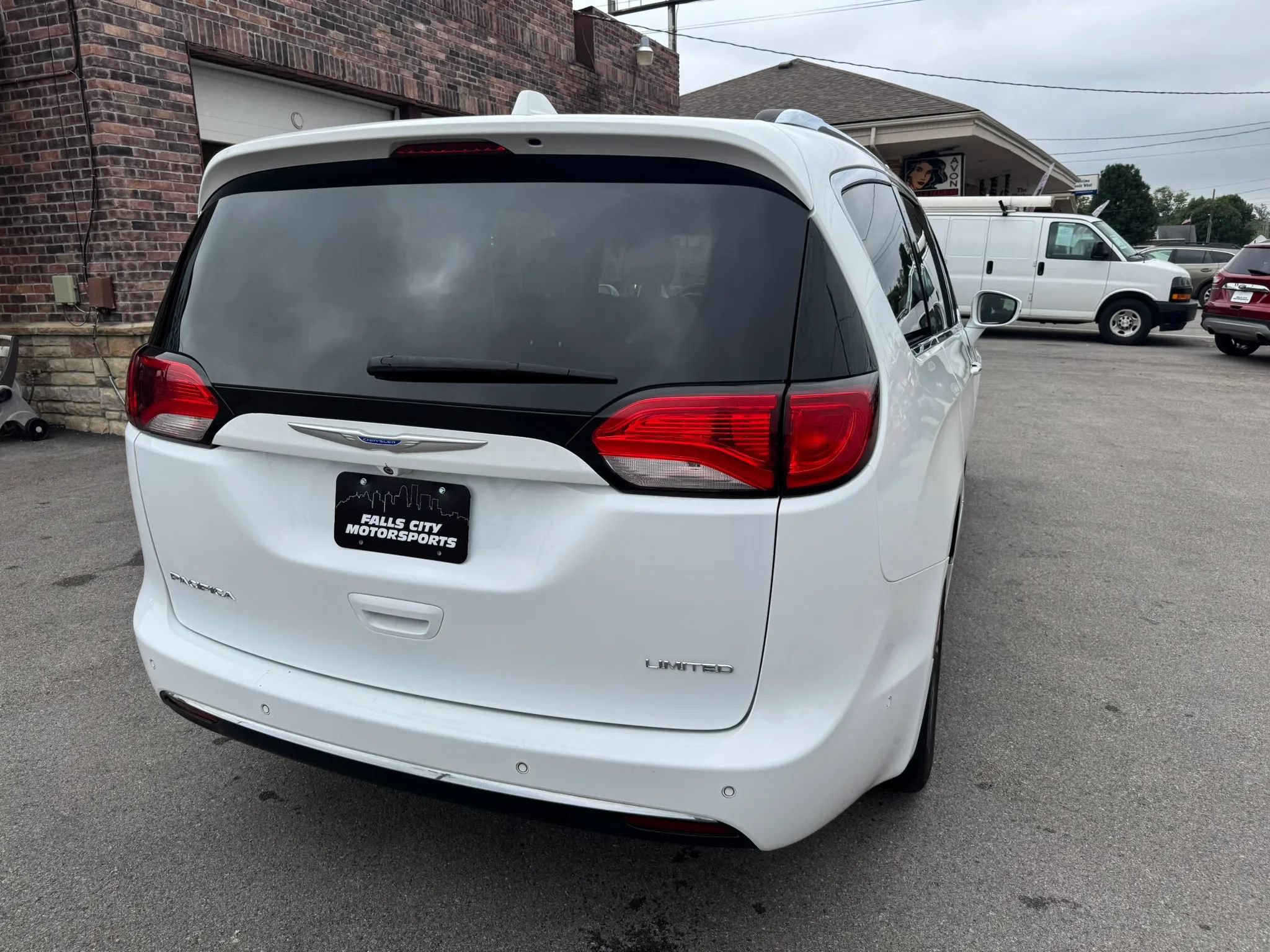 Used 2018 Chrysler Pacifica Limited w/ Tire & Wheel Group FWD image 13