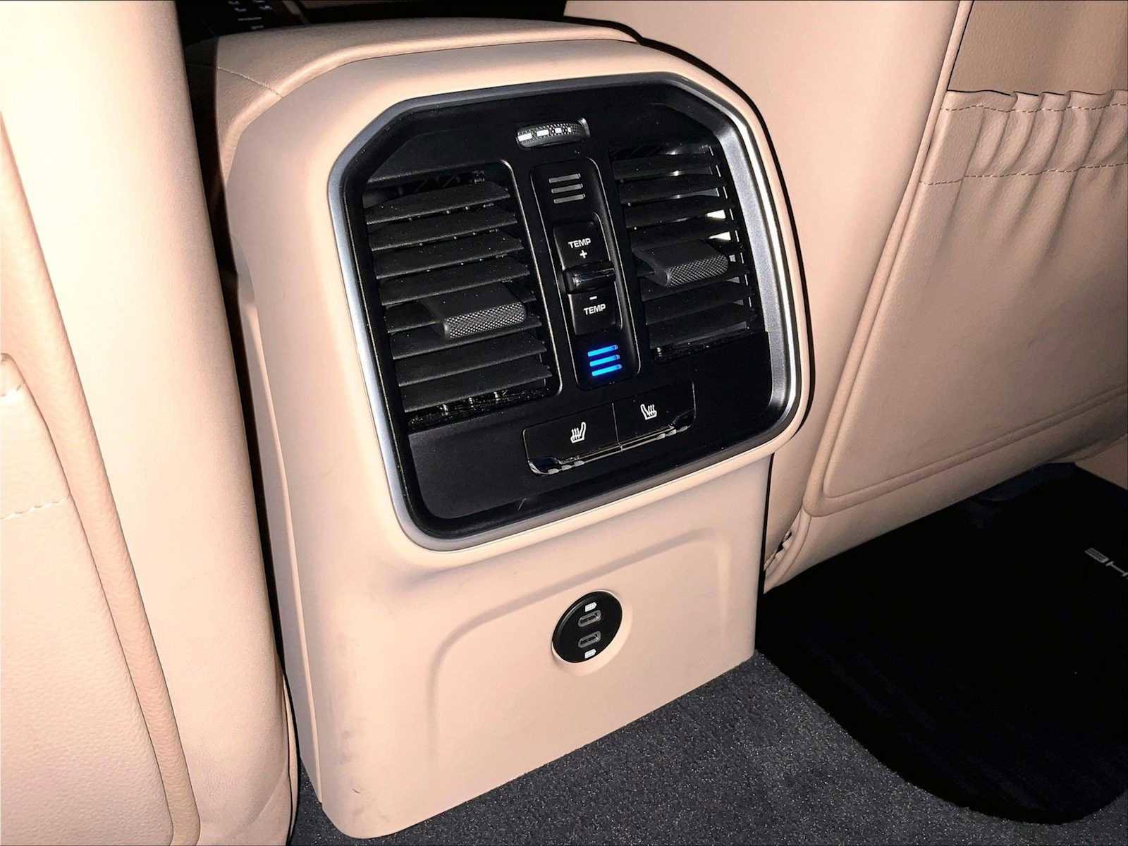 Used 2025 Porsche Macan image 30