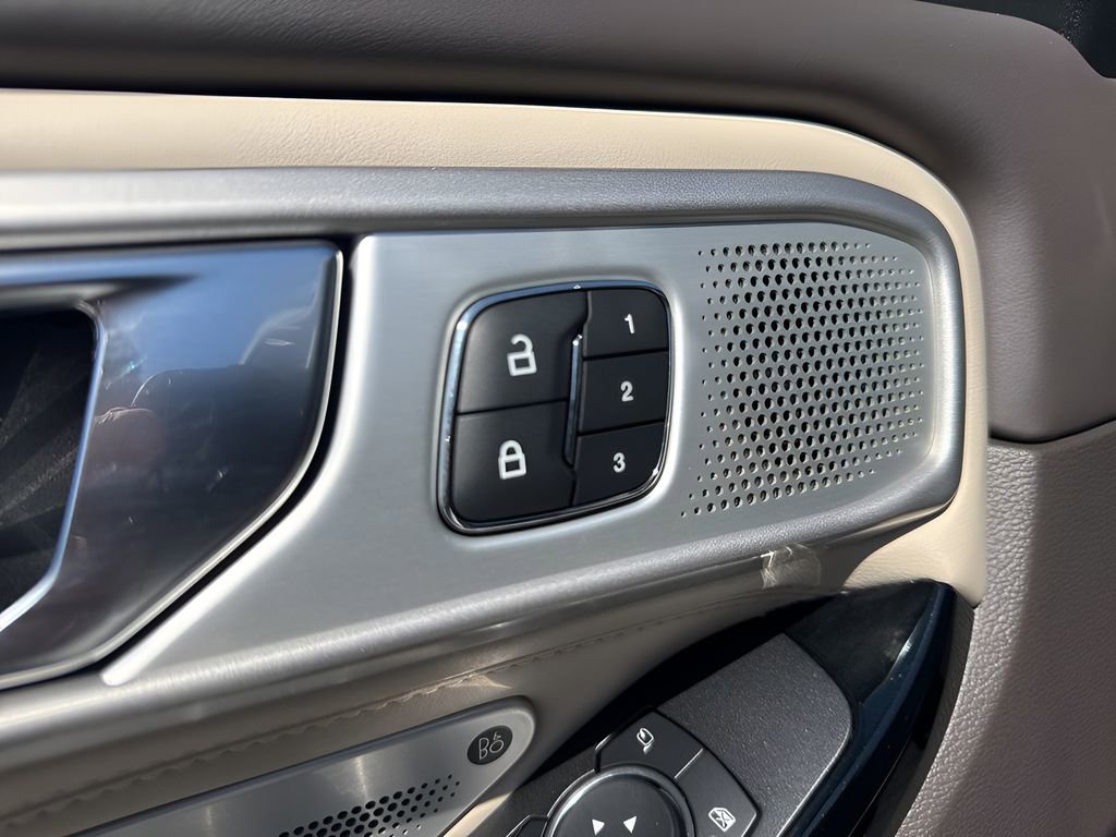 Used 2021 Ford Explorer Platinum w/ Equipment Group 601A image 11