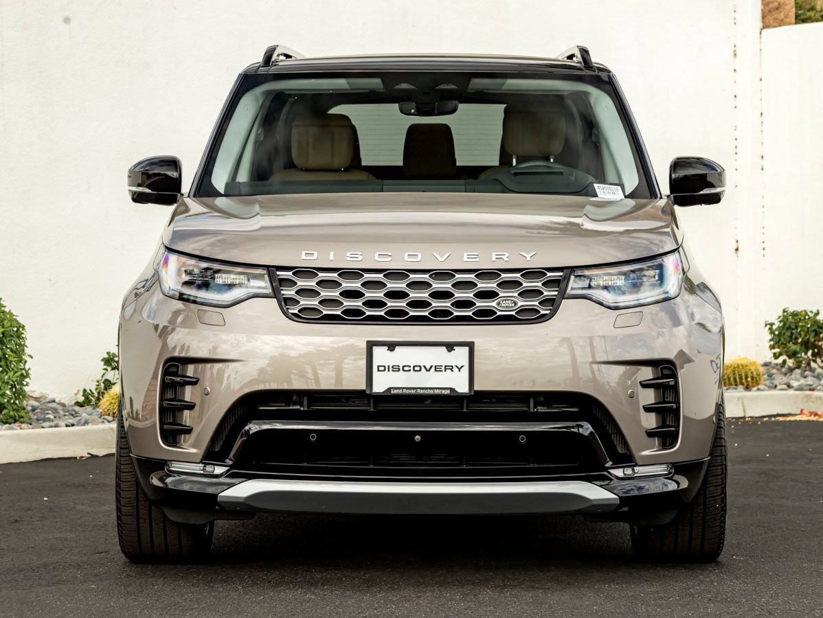 Certified 2025 Land Rover Discovery Metropolitan Edition AWD/4WD image 3