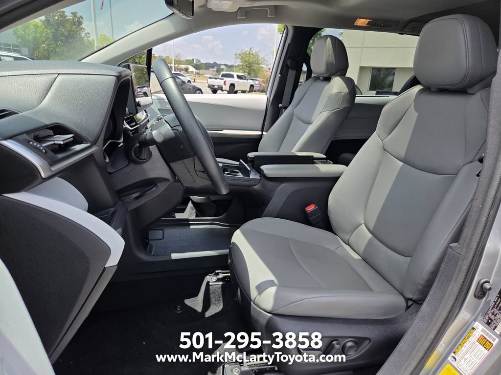 Used 2025 Toyota Sienna XLE FWD image 9