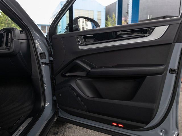 Certified 2025 Porsche Cayenne Coupe image 39