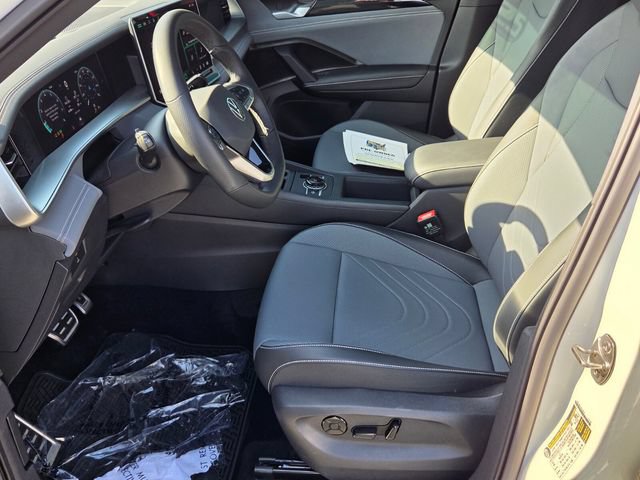 Used 2025 Volkswagen Tiguan SE R-Line FWD image 11