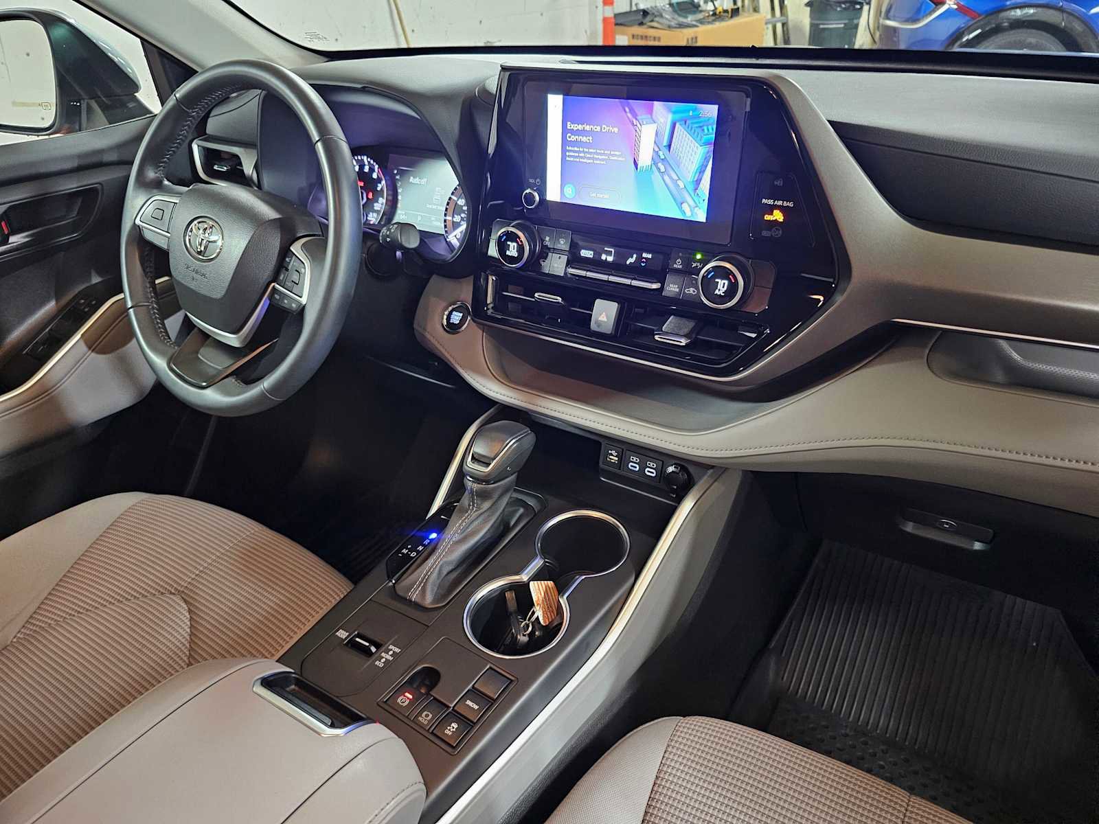 Used 2023 Toyota Highlander LE image 12