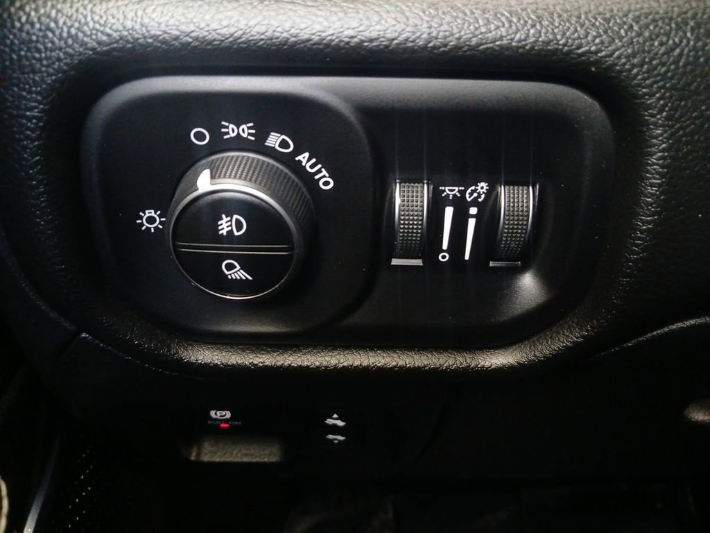 Used 2025 RAM 1500 Laramie AWD/4WD image 12