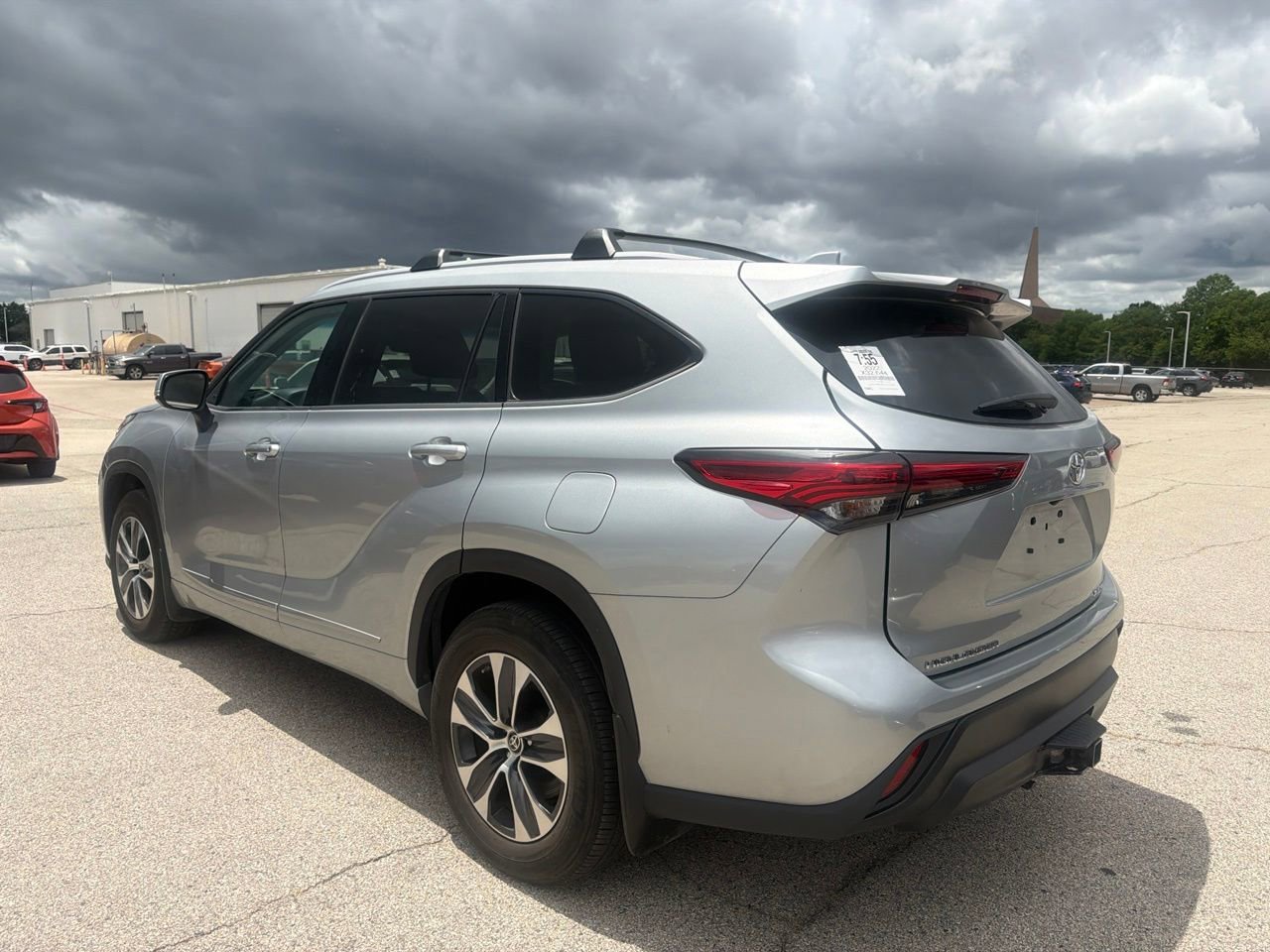 Used 2022 Toyota Highlander XLE AWD/4WD image 14