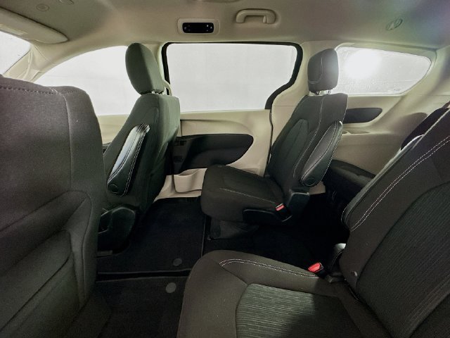 Used 2022 Chrysler Voyager LX FWD image 22