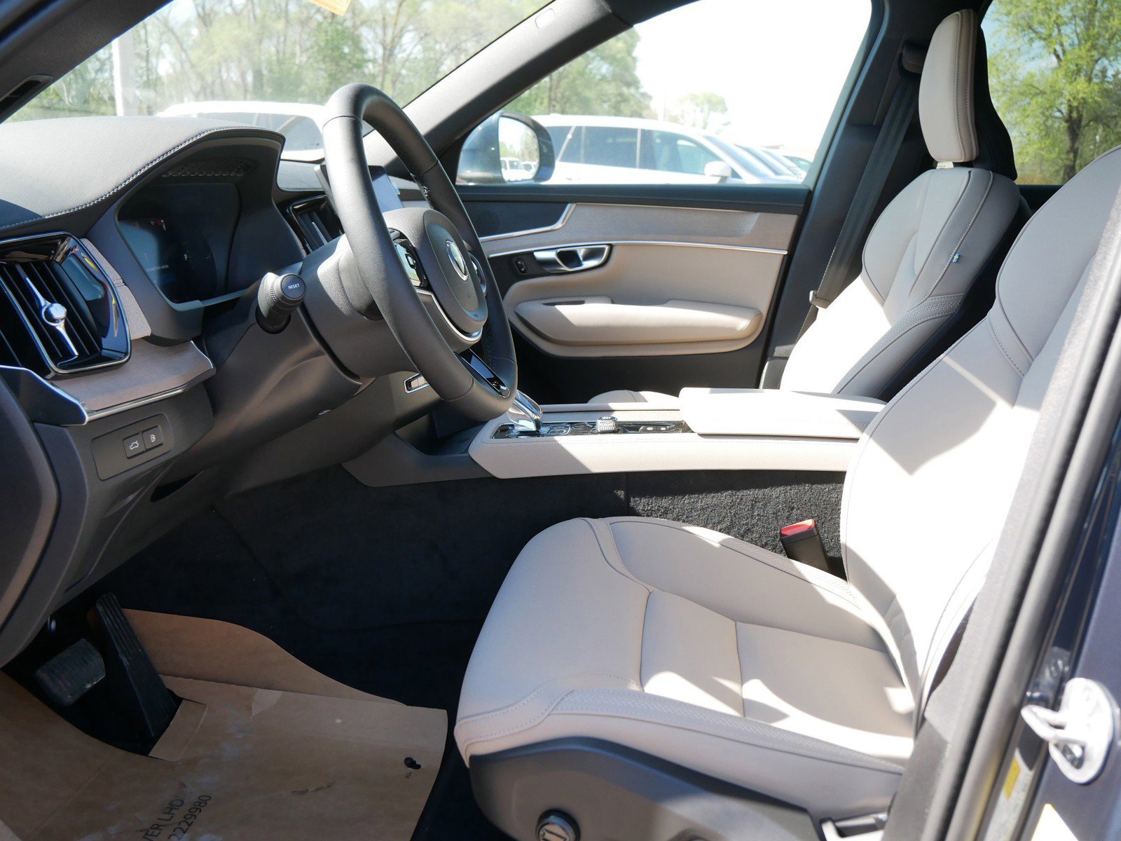 New 2025 Volvo XC90 T8 Core image 5