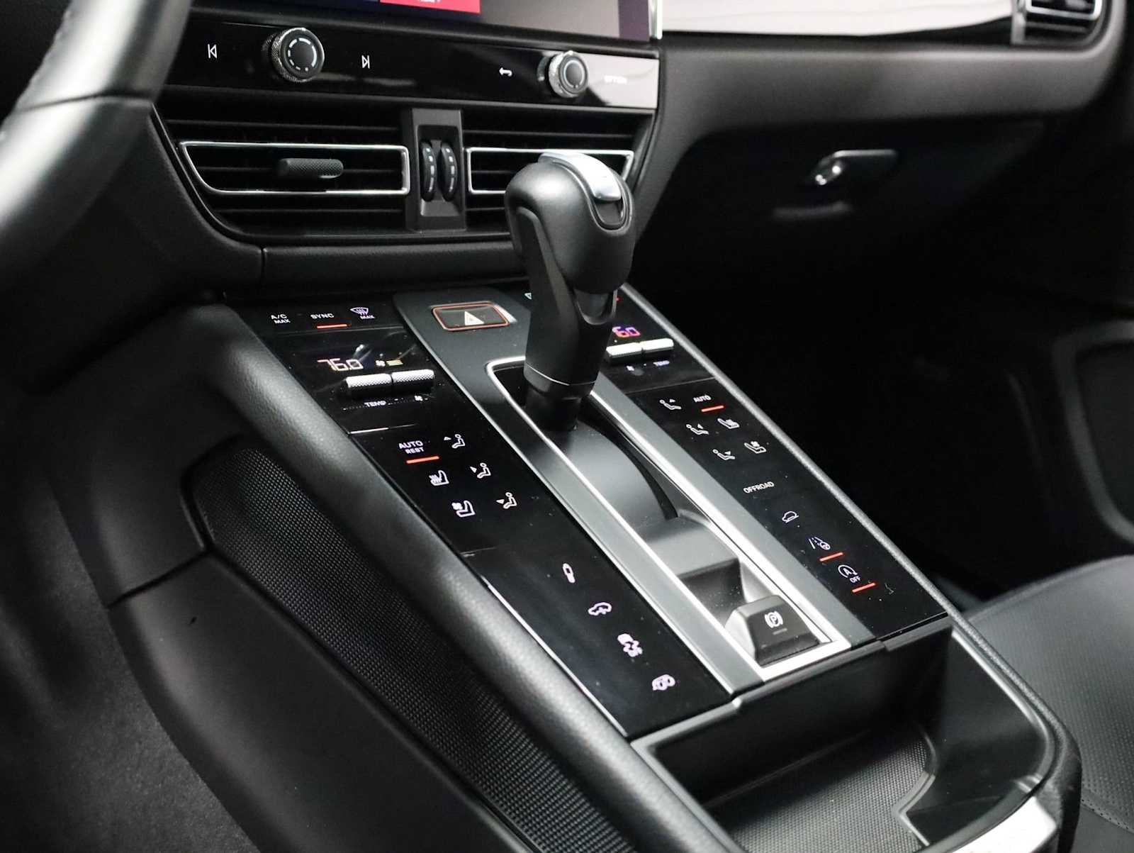 Certified 2025 Porsche Macan S AWD/4WD image 29