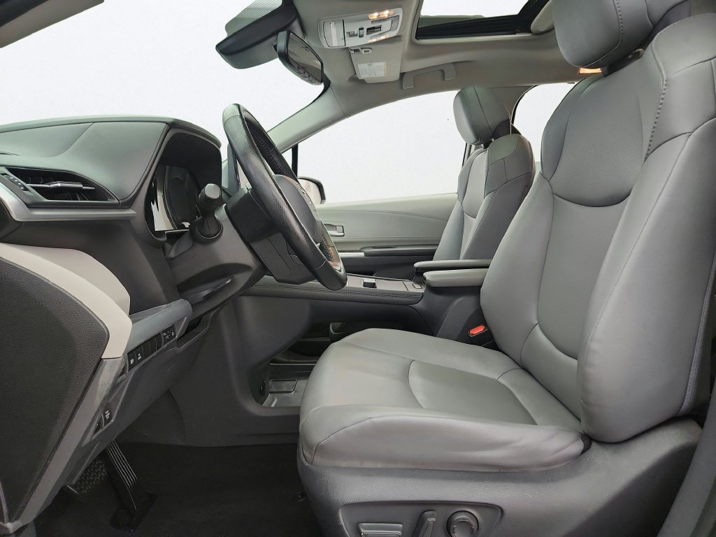Used 2021 Toyota Sienna XLE w/ XLE Plus Package FWD image 11