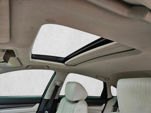 Used 2018 Honda Accord Touring image 10