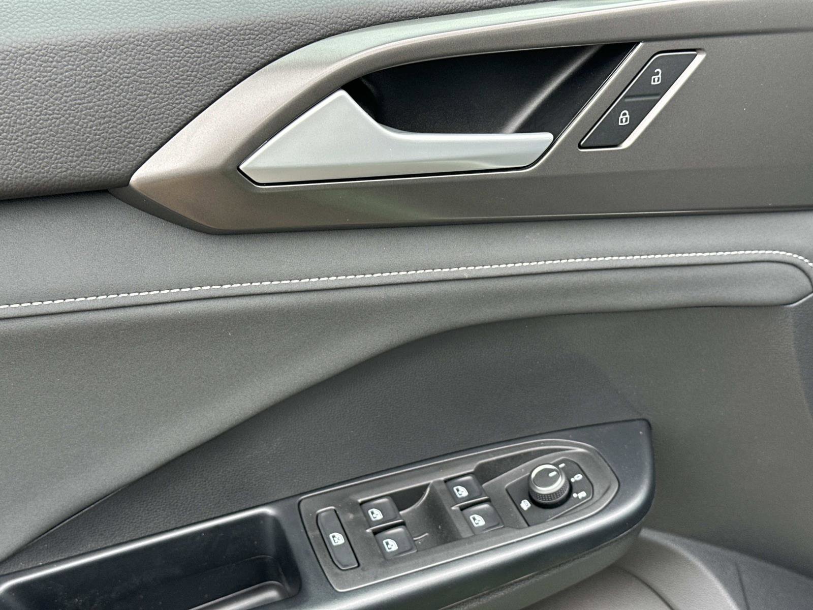 New 2026 Volkswagen Taos SE FWD image 17