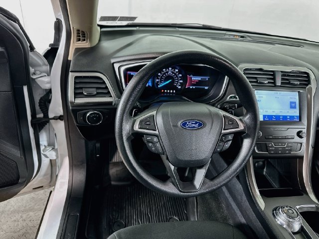 Used 2019 Ford Fusion SE FWD image 24