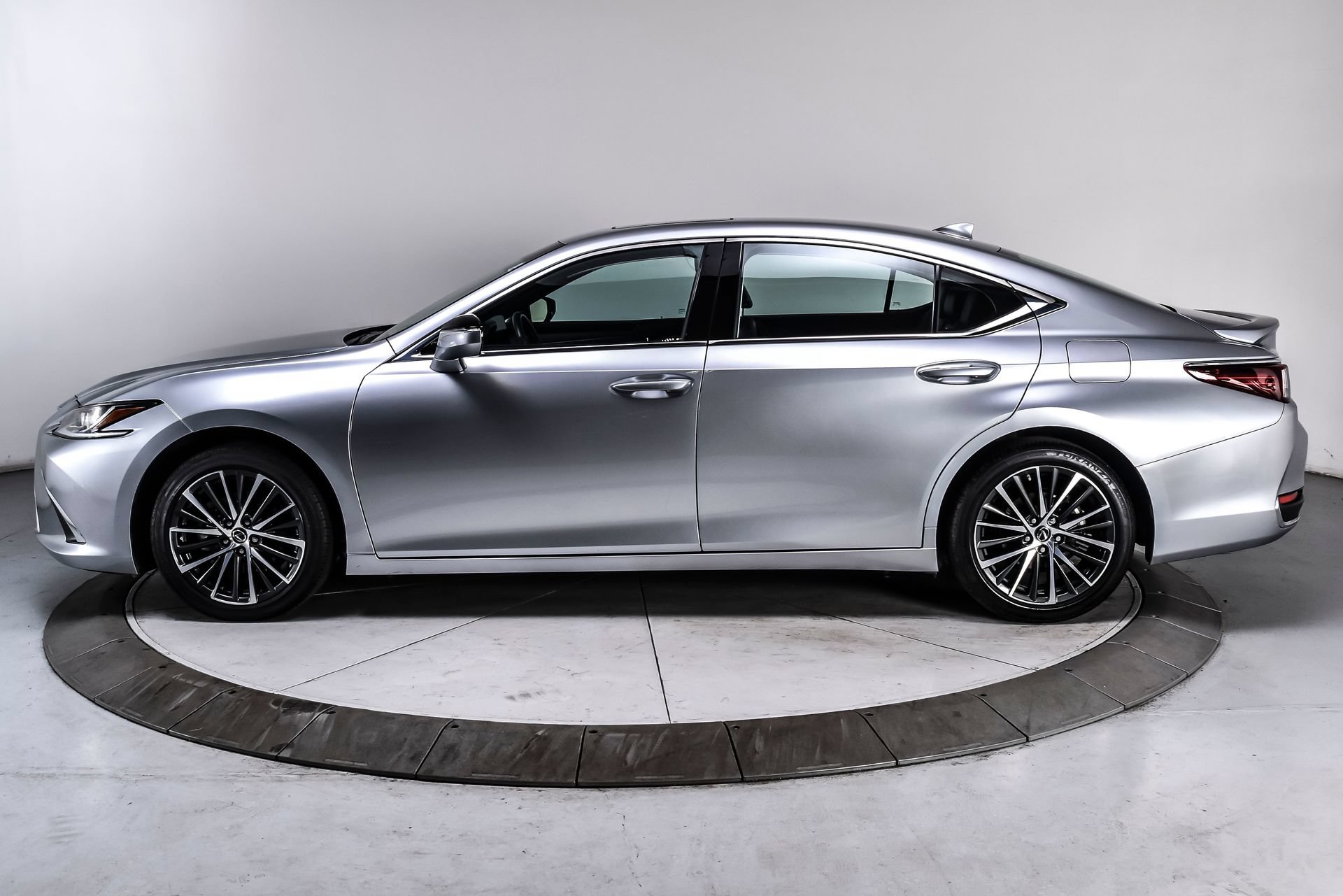 Used 2025 Lexus ES 300h w/ Premium Package FWD image 3