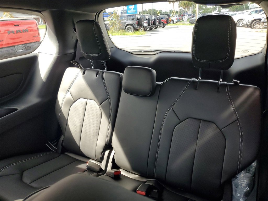 New 2025 Chrysler Pacifica Select image 25