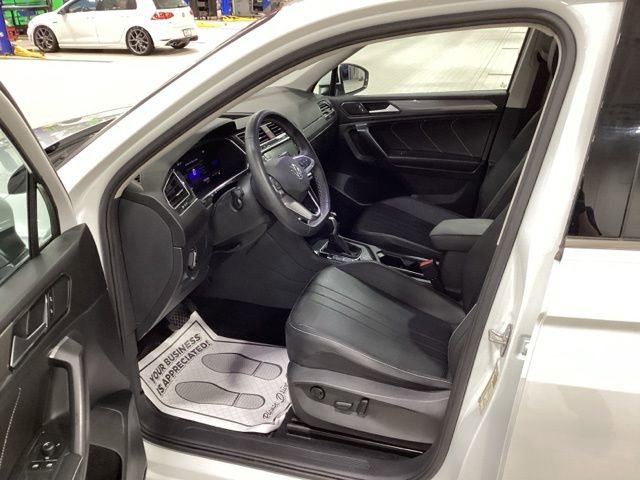Used 2023 Volkswagen Tiguan SE w/ Panoramic Sunroof Package image 10