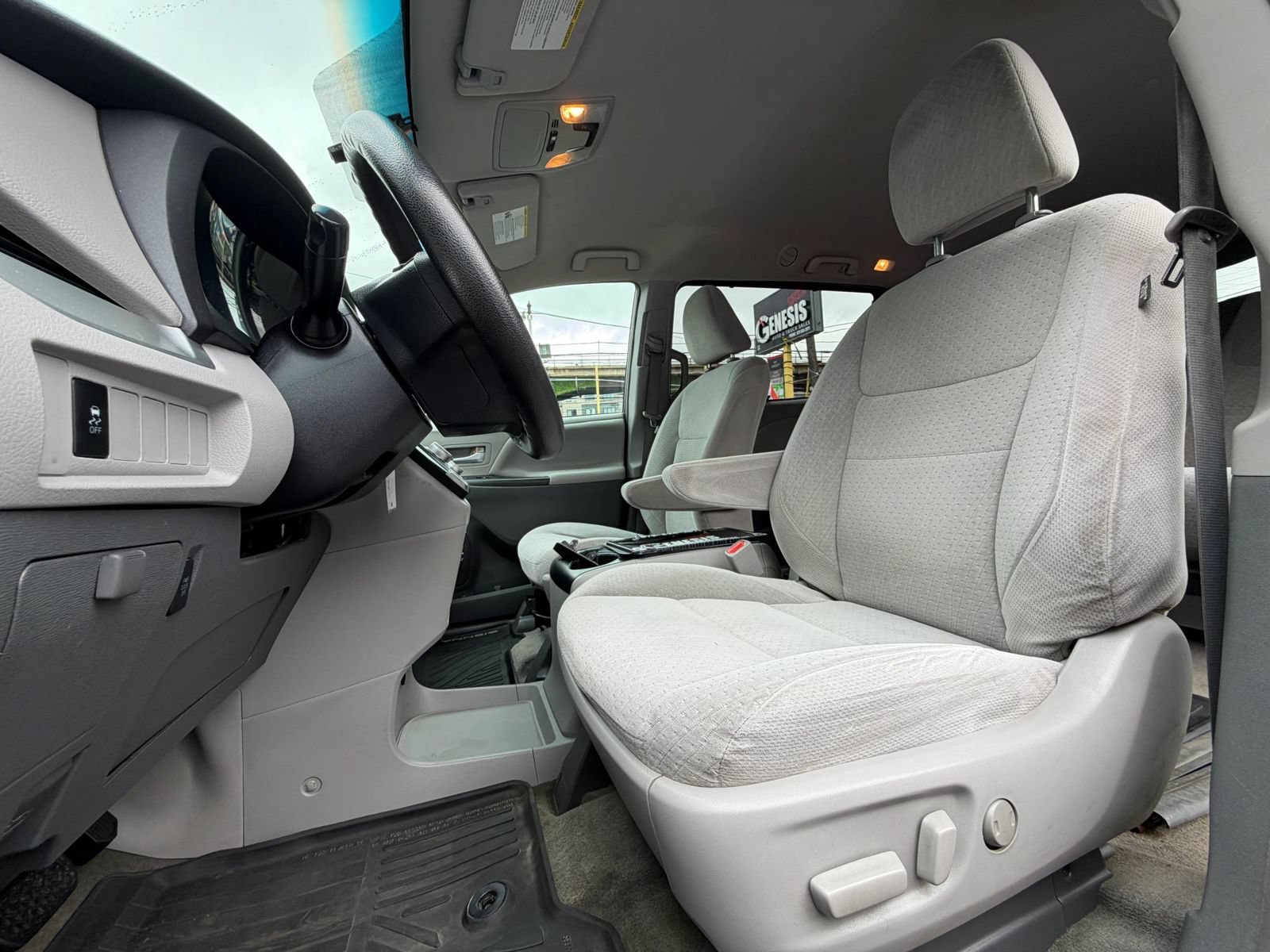 Used 2015 Toyota Sienna LE FWD image 11