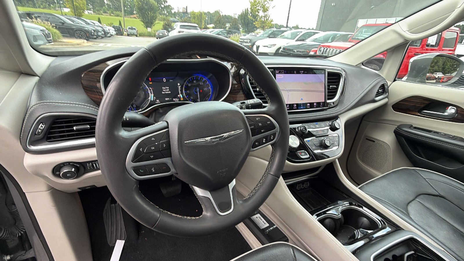 Used 2022 Chrysler Pacifica Limited FWD image 27