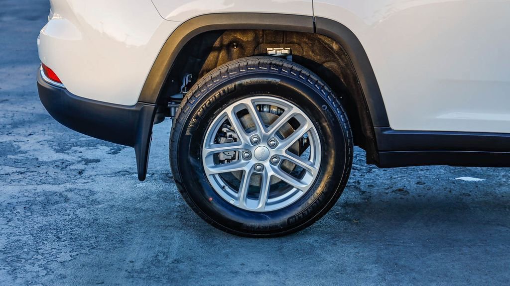 New 2025 Jeep Grand Cherokee Laredo X w/ Luxury Tech Group I image 12