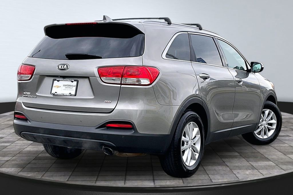 Used 2017 Kia Sorento FWD w/ LX Convenience Package image 2