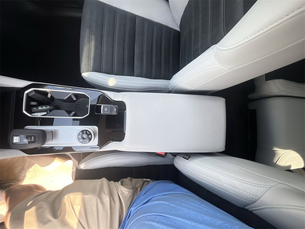 New 2025 Mitsubishi Outlander SE image 21