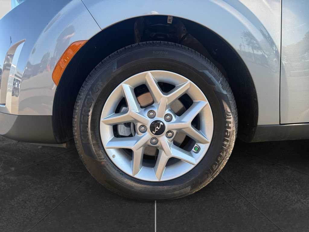 Used 2025 Kia Soul LX w/ LX Technology Package FWD image 12