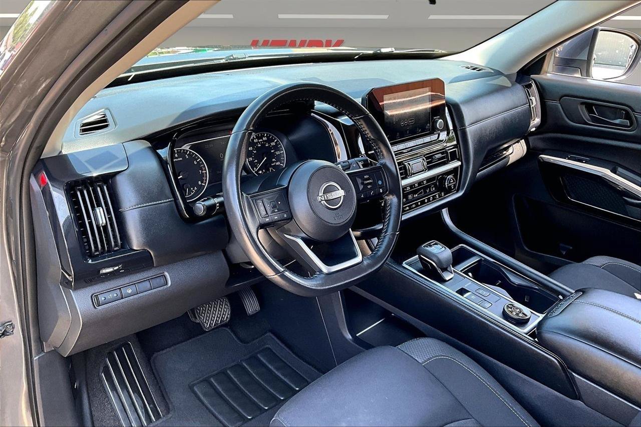 Used 2024 Nissan Pathfinder SV AWD/4WD image 18