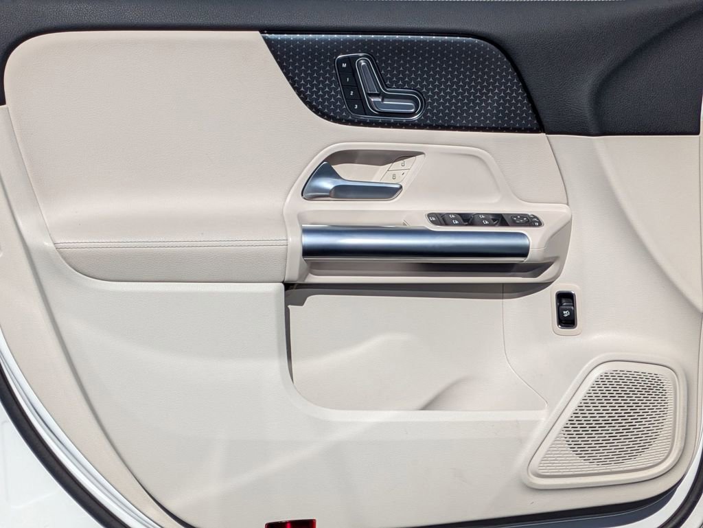 Used 2025 Mercedes-Benz GLA 250 4MATIC image 11