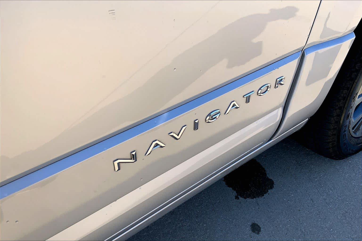 Used 2017 Lincoln Navigator Select RWD image 10