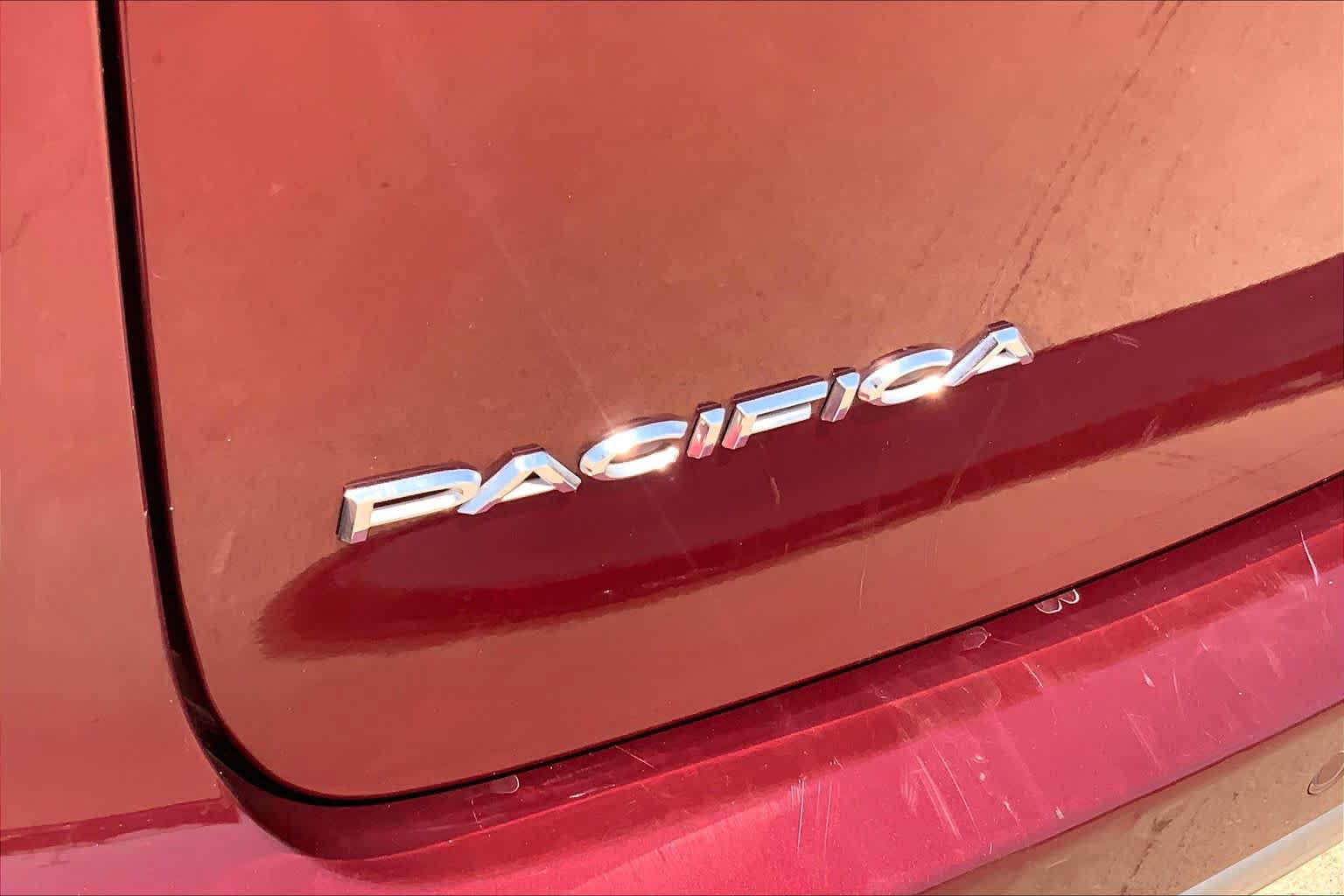 Used 2018 Chrysler Pacifica Touring Plus w/ Tire & Wheel Group FWD image 10