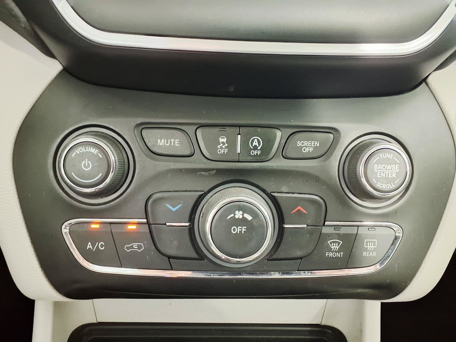 Used 2020 Jeep Cherokee Latitude Plus AWD/4WD image 20
