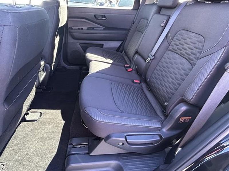 Used 2025 Nissan Pathfinder SV image 26