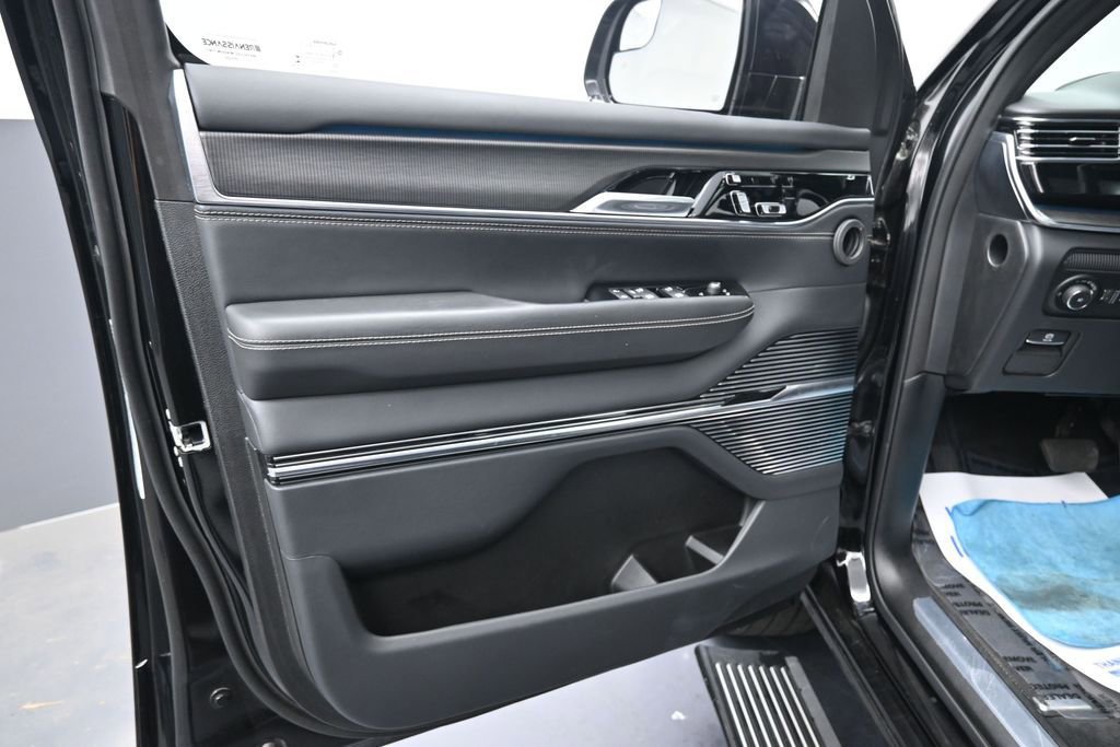Used 2023 Jeep Grand Wagoneer Series II AWD/4WD image 29