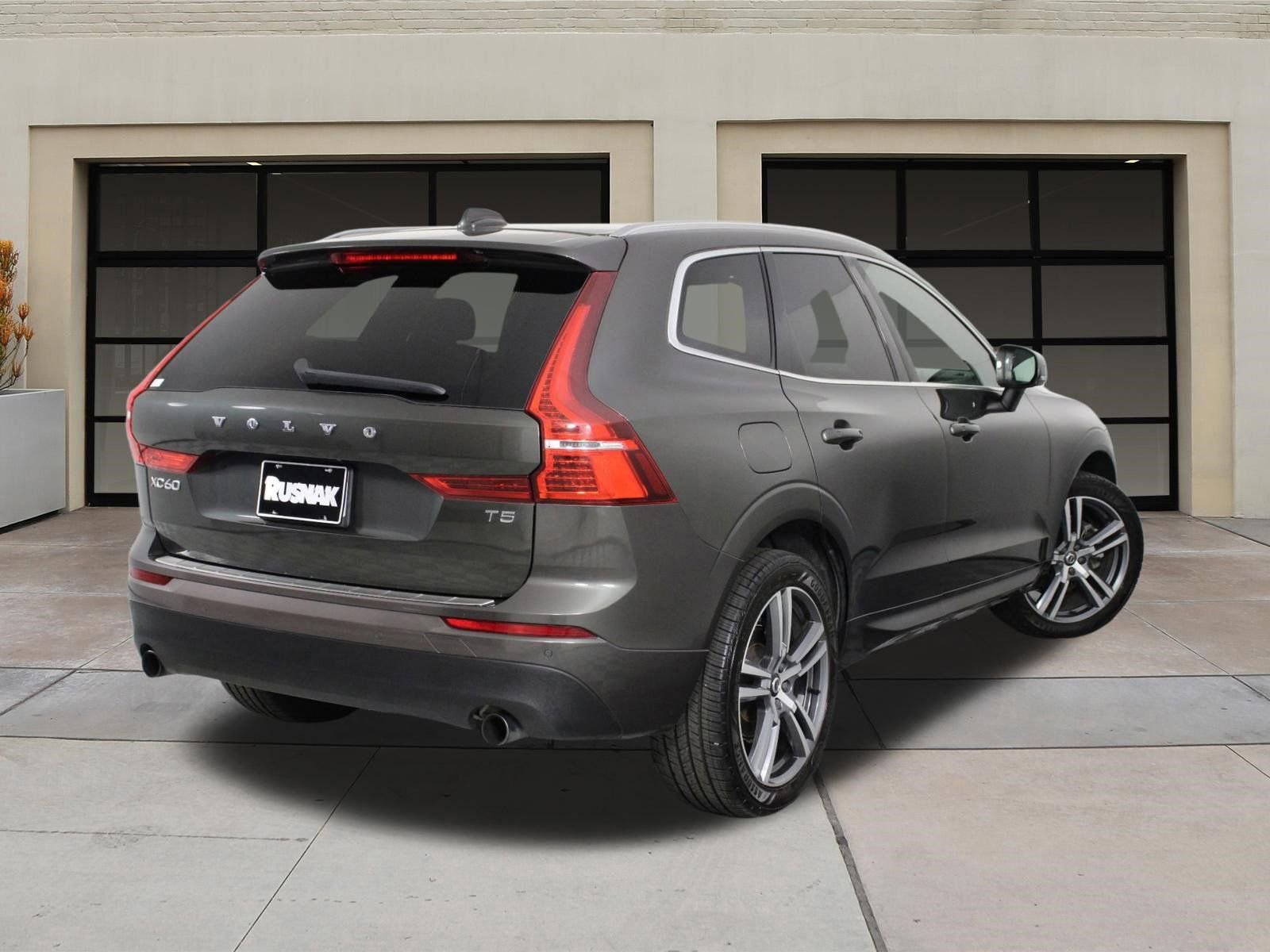 Used 2020 Volvo XC60 T5 Momentum w/ Protection Package Premier image 4