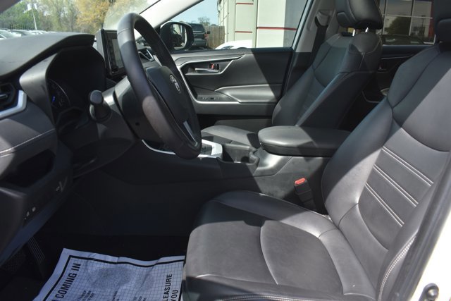 Used 2022 Toyota RAV4 XLE Premium image 14