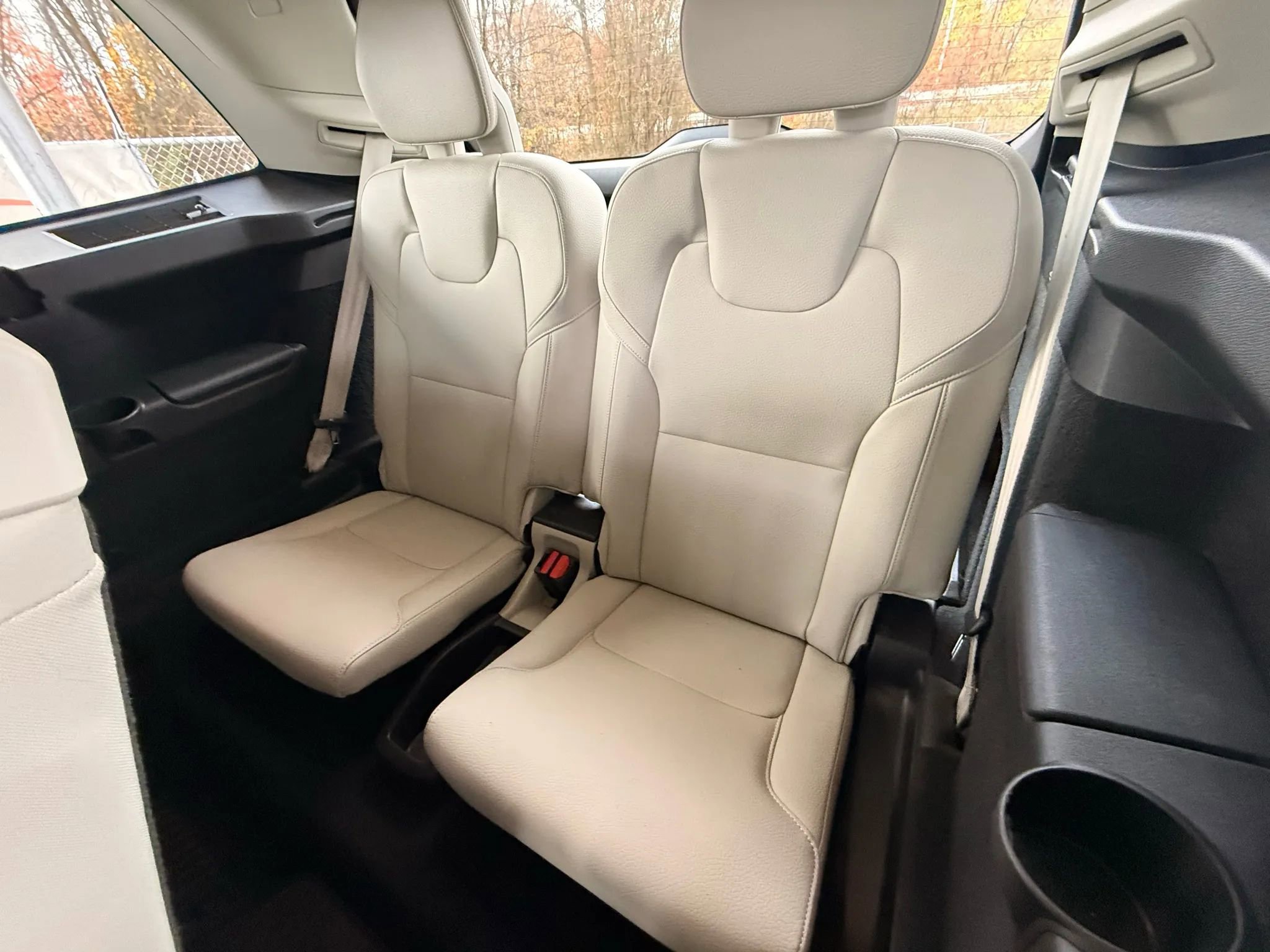 Used 2017 Volvo XC90 T6 Momentum w/ Vision Package image 19