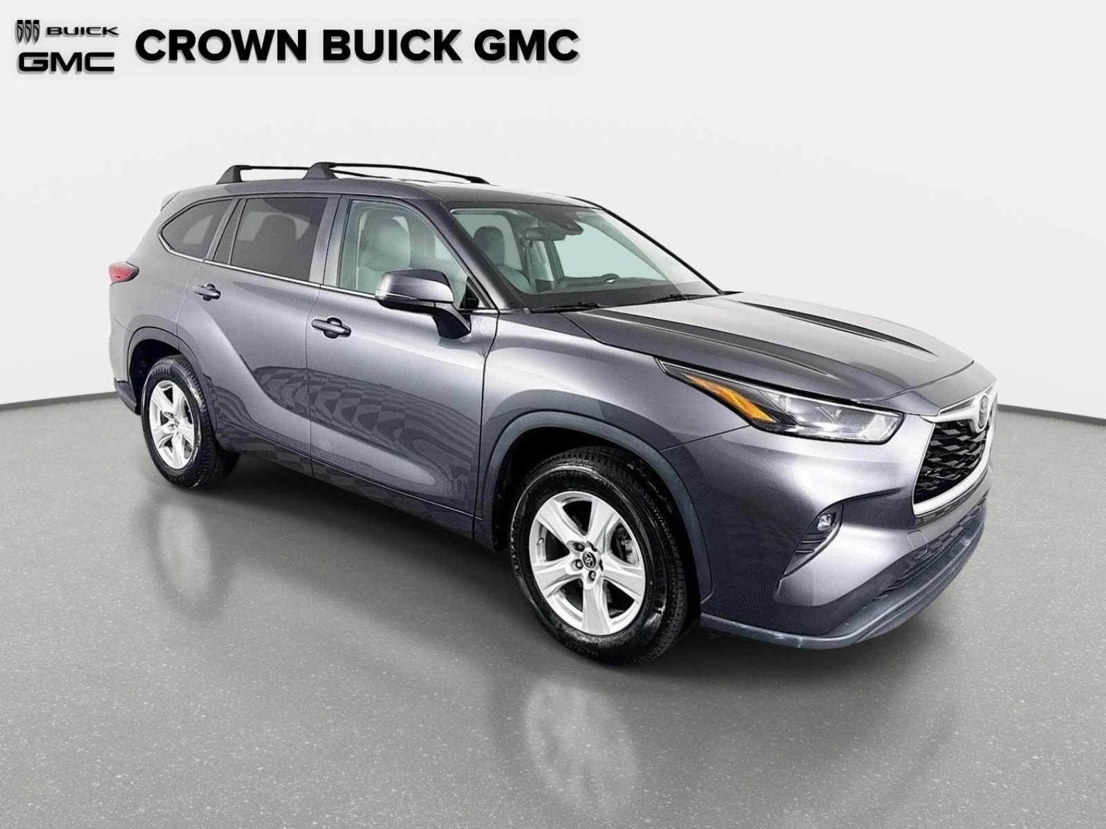 Used 2023 Toyota Highlander LE FWD image 4