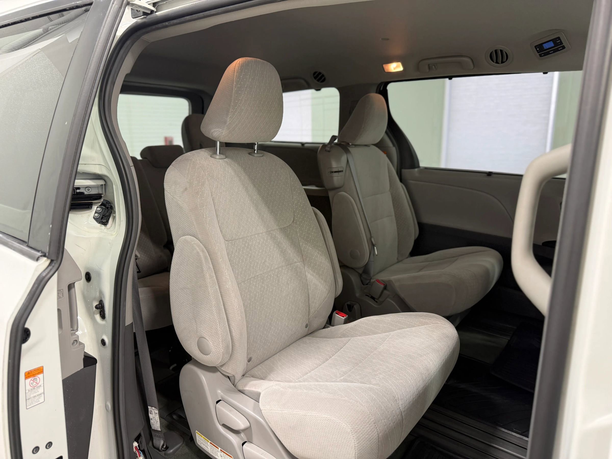 Used 2017 Toyota Sienna LE image 26